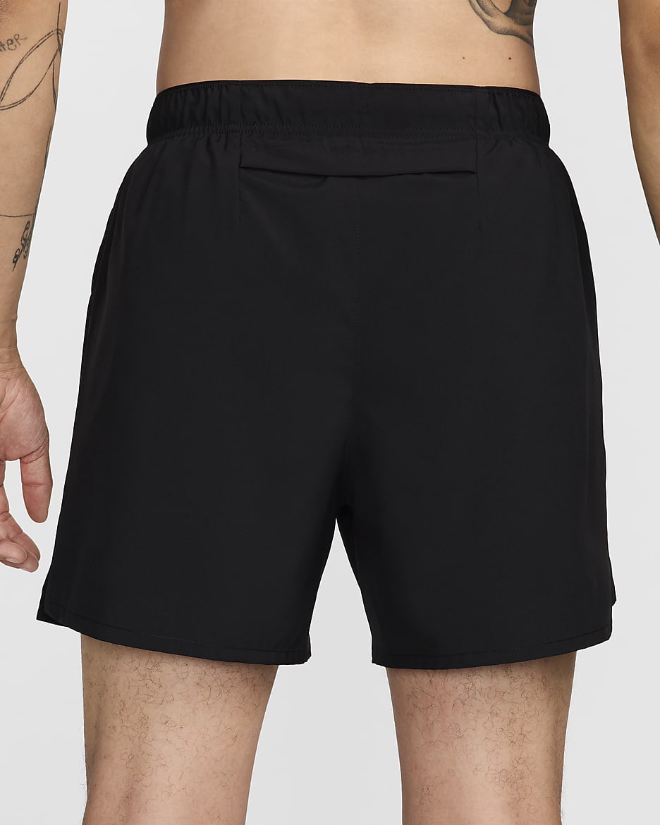 Nike Challenger Swoosh Dri-FIT løpeshorts (13 cm) til herre - Svart/Svart/Svart/Hvit