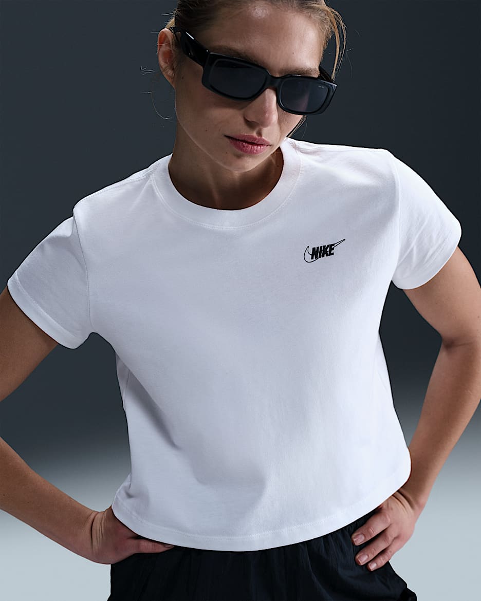 Playera de manga corta con gráfico cropped para mujer Nike Sportswear Club - Blanco