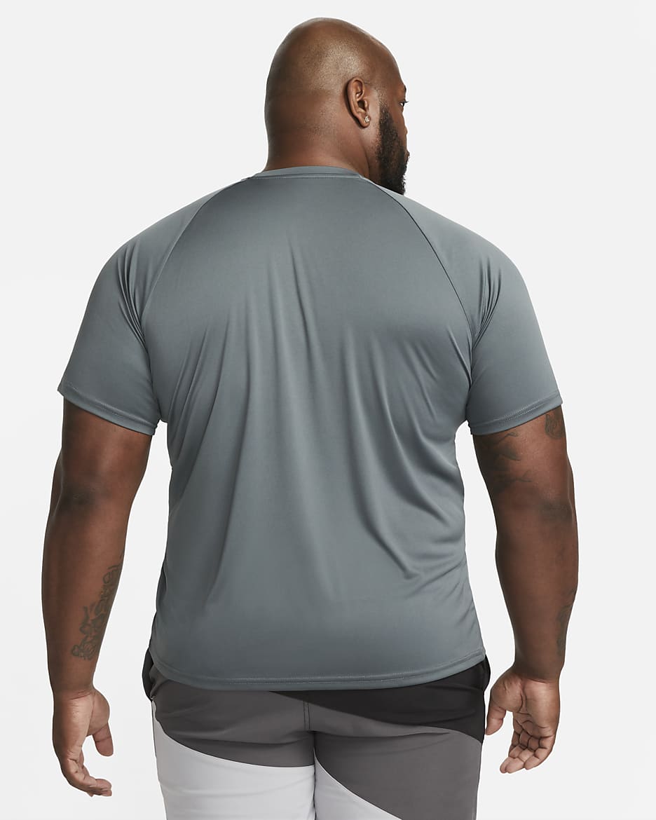 Playera de natación Hydroguard de manga corta para hombre (talla amplia) Nike Essential Dri-FIT - Gris hierro