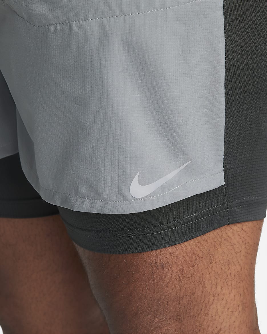 Shorts de running híbridos Dri-FIT de 12.5 cm para hombre Nike Stride - Gris humo/Gris humo oscuro/Negro