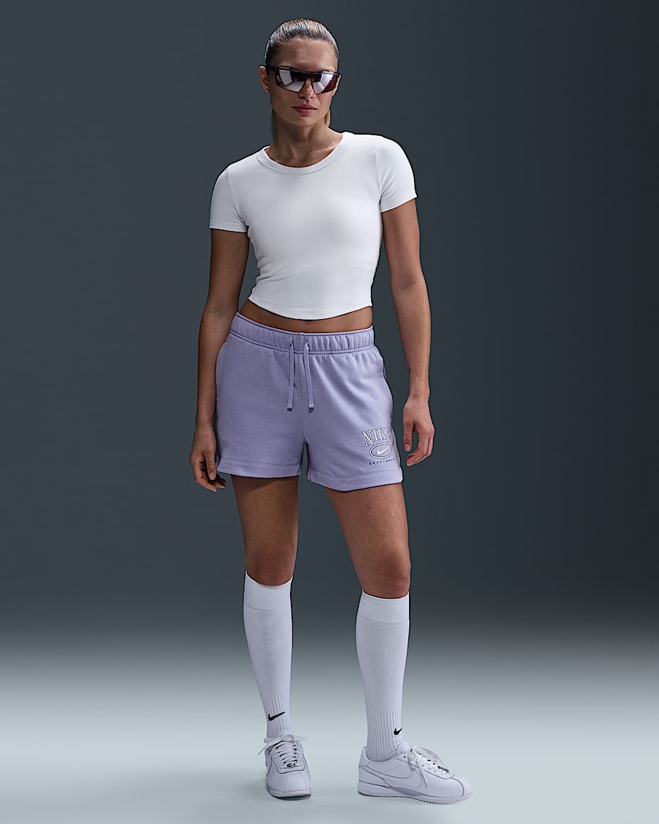 Shorts con gráfico de tiro medio de 10 cm para mujer Nike Sportswear Club Fleece - Hielo lila
