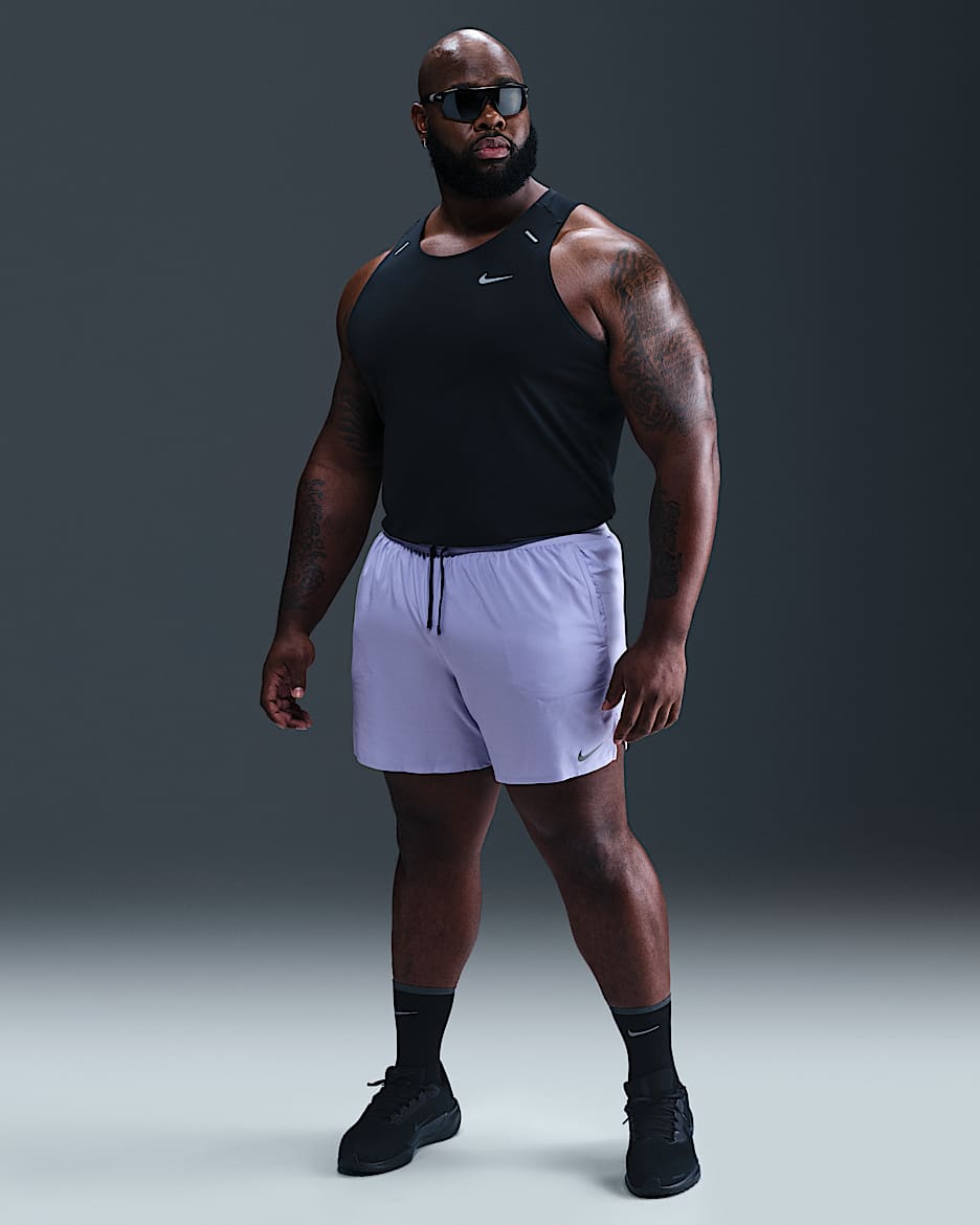 Shorts de correr Dri-FIT de 18 cm con forro de ropa interior para hombre Nike Stride - Hortensias/Negro