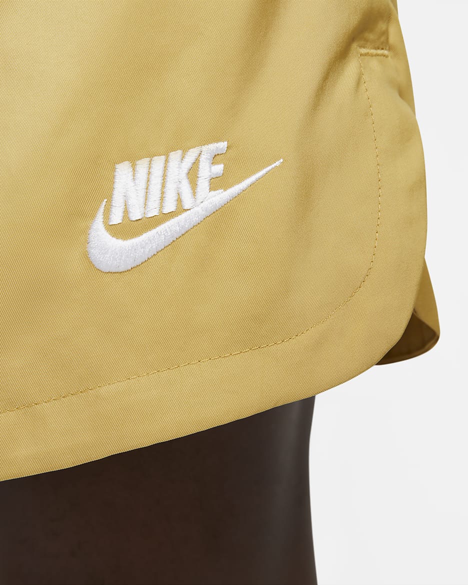 Shorts de ajuste relajado de tejido Woven forrados para hombre Nike Sportswear Sport Essentials - Oro trigo/Blanco