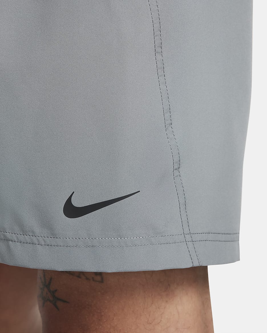 Shorts Dri-FIT de 18 cm versátiles sin forro para hombre Nike Form - Gris humo/Negro