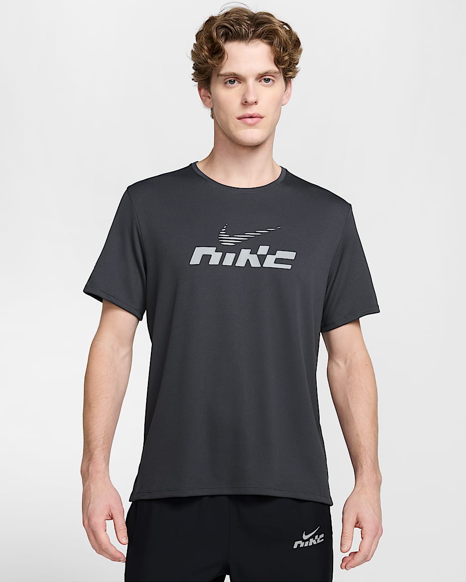 Playera de correr de manga corta Dri-FIT UV para hombre Nike Miler Flash - Gris humo oscuro