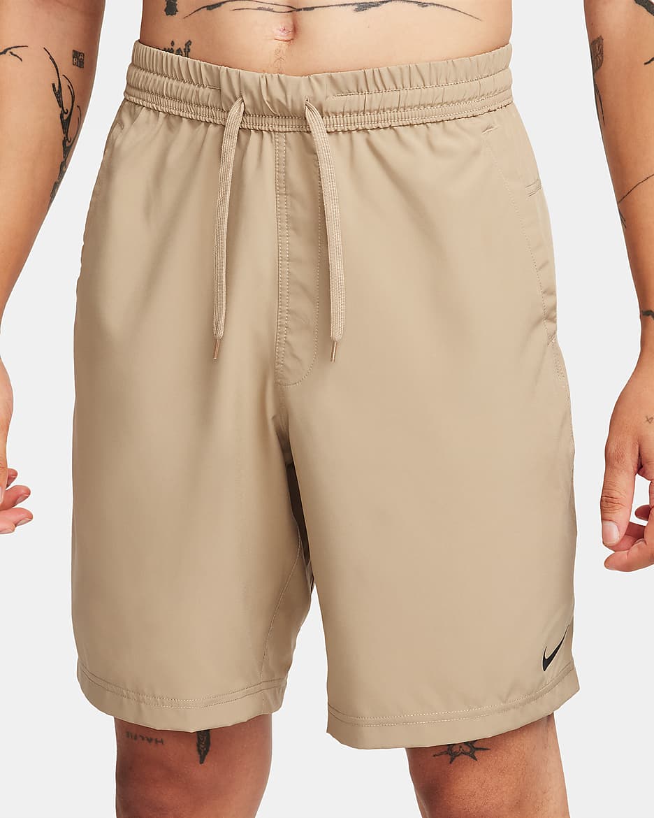 Shorts versátiles Dri-FIT de 23 cm sin forro para hombre Nike Form - Caqui/Negro