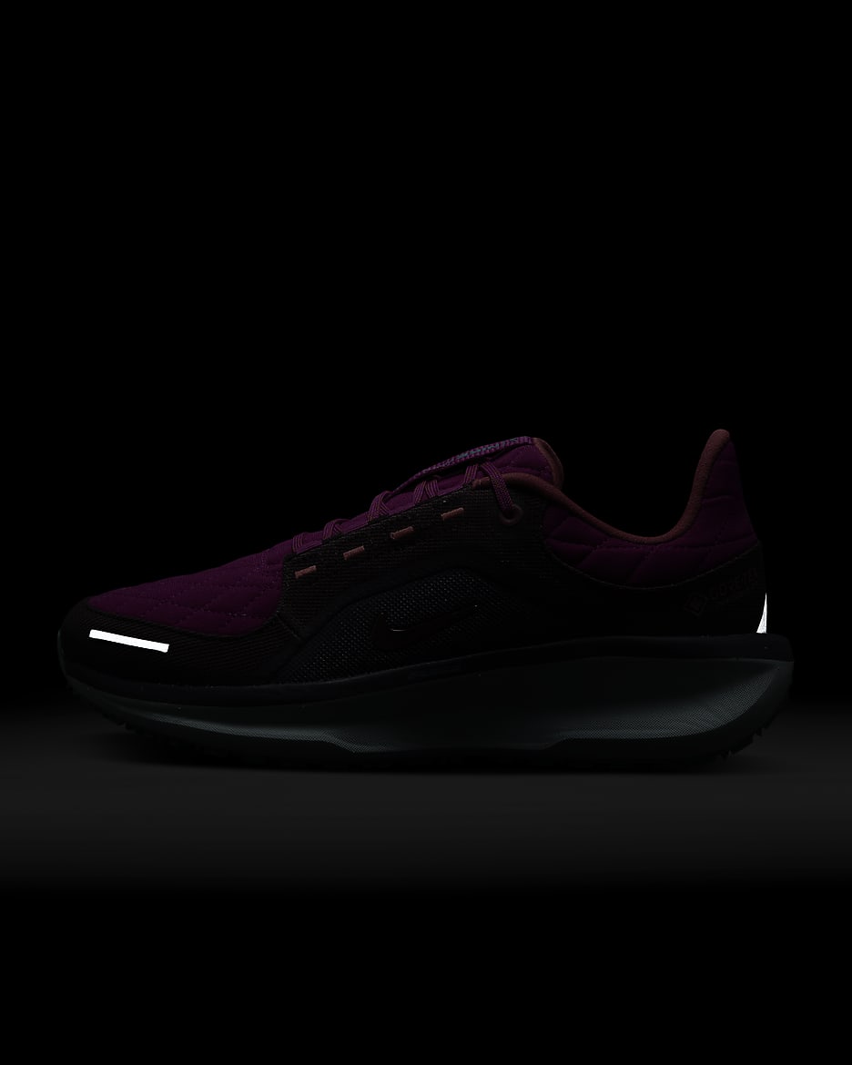 Damskie wodoszczelne buty do biegania po asfalcie Nike Winflo 11 GORE-TEX SE - Vivid Grape/Dark Raisin/Green Frost/Bright Crimson