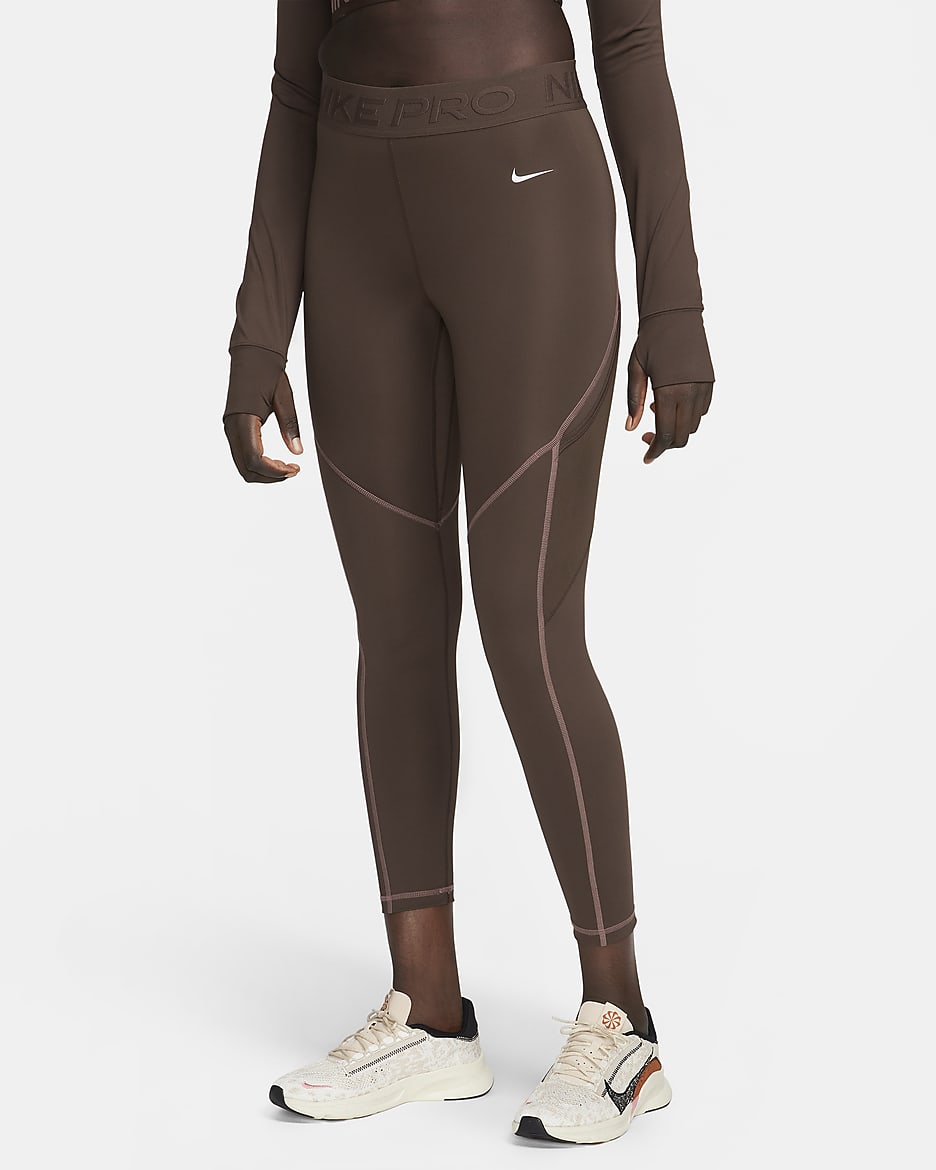 Nike Pro 7/8-Leggings mit mittelhohem Bund und Taschen für Damen - Baroque Brown/Smokey Mauve/Weiß