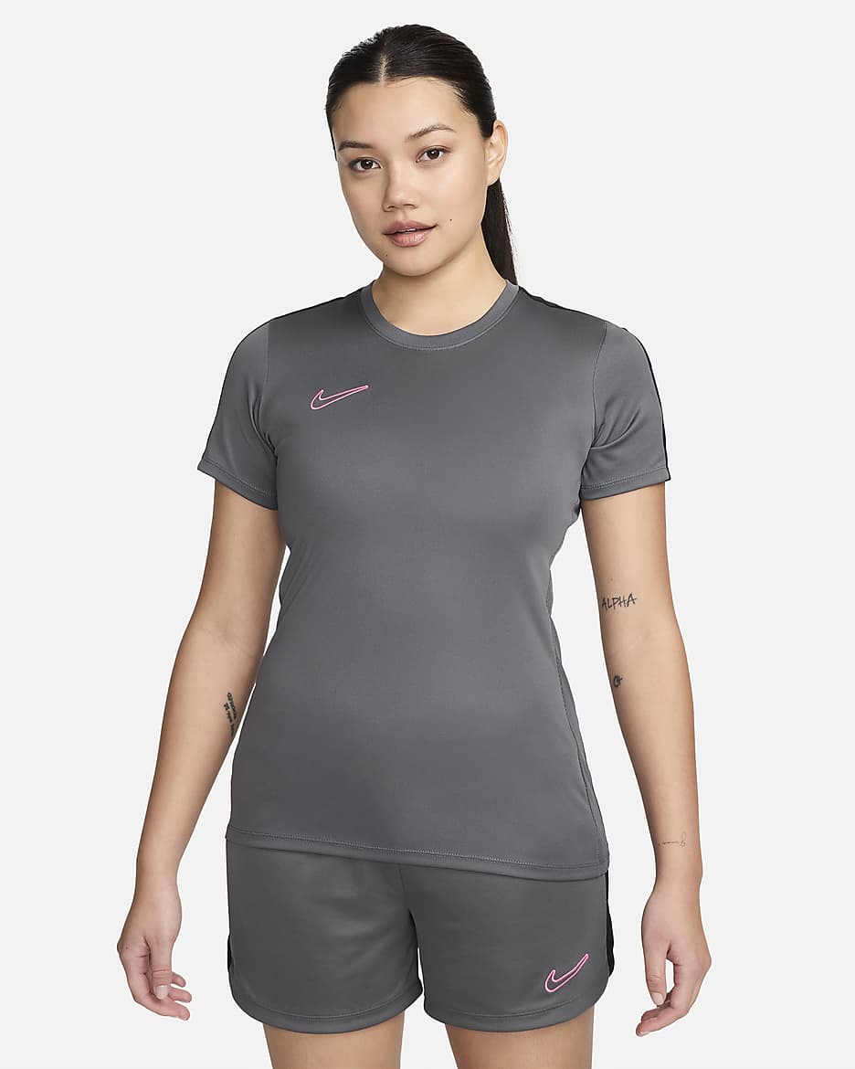 Nike Dri-FIT Academy Kurzarm-Fußballoberteil für Damen - Iron Grey/Schwarz/Sunset Pulse