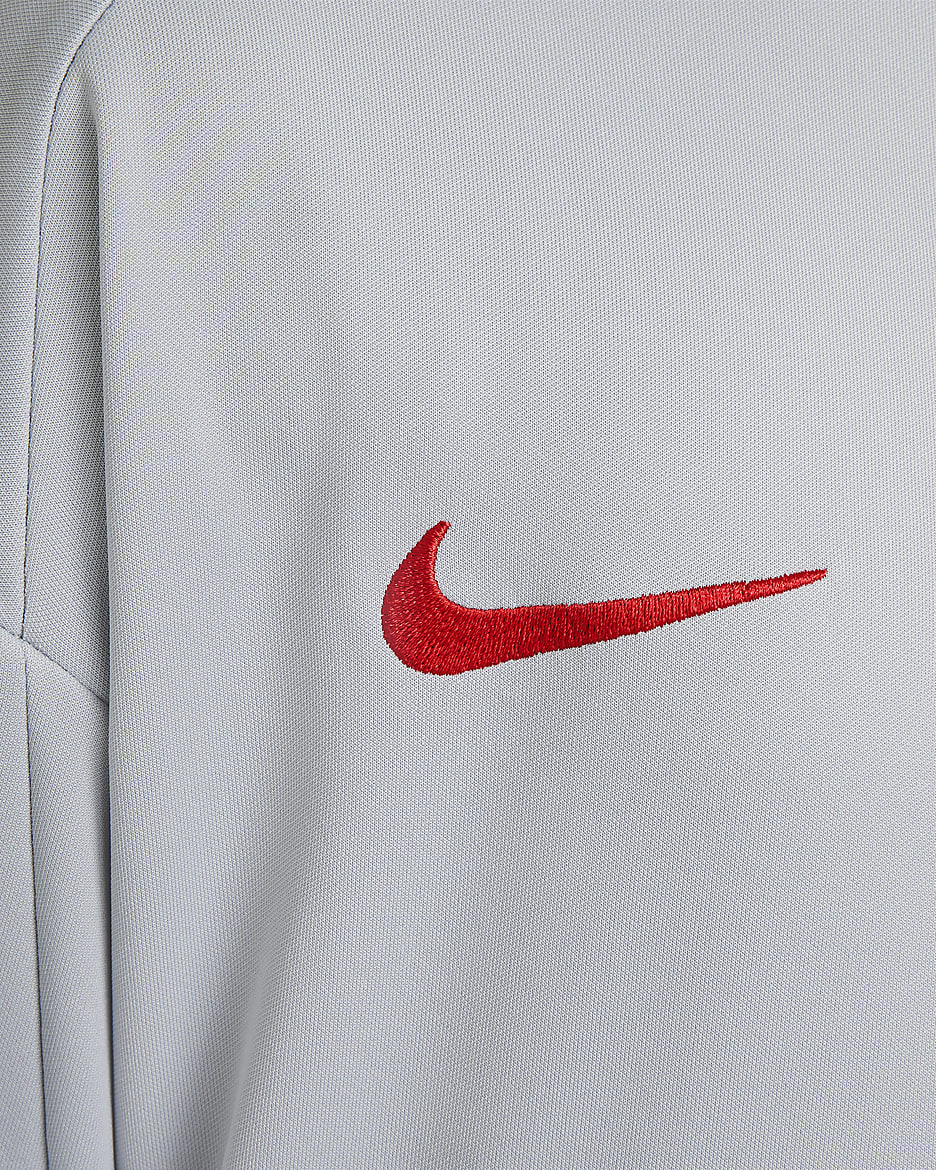 Ποδοσφαιρική πλεκτή φόρμα Λίβερπουλ Nike Dri-FIT Academy Pro για μεγάλα παιδιά - Light Smoke Grey/Dark Smoke Grey/Chrome Yellow/Global Red