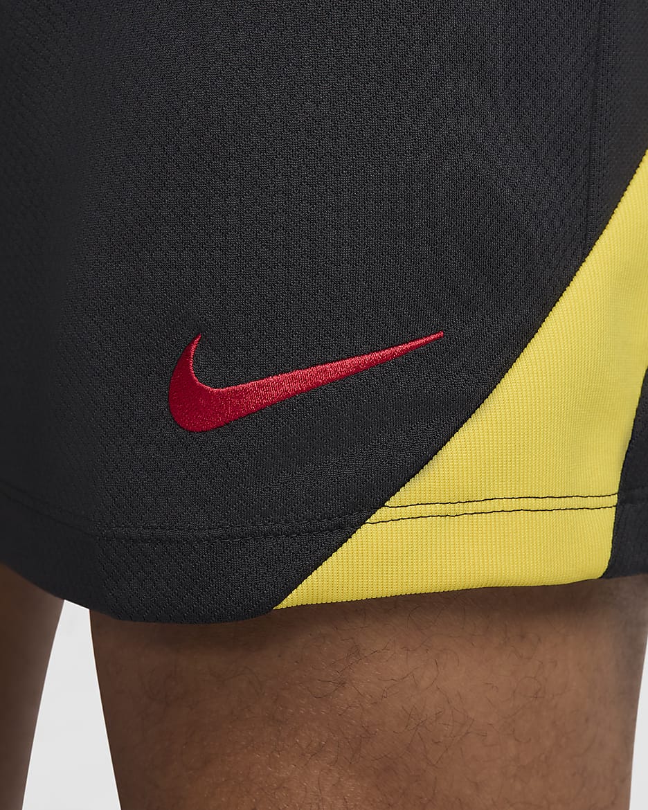 3e short de foot en maille Nike Dri-FIT Liverpool FC Strike pour homme - Dark Smoke Grey/Chrome Yellow/Global Red