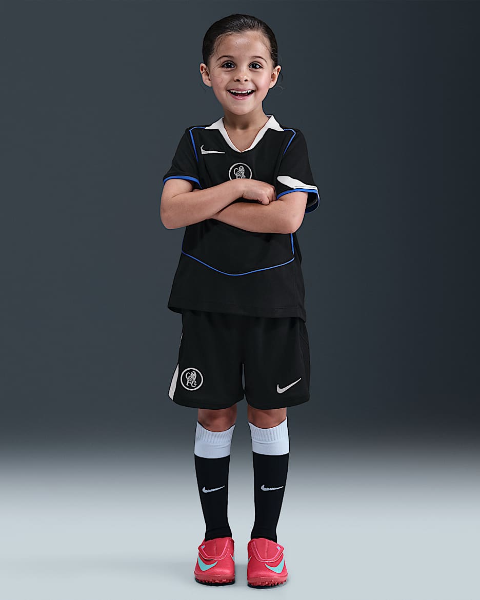FC Chelsea 2025/26 Stadium Third Nike Dri-FIT Total 90 dreiteiliges Fußballtrikot-Set (jüngere Kinder) - Schwarz/Field Silver/Game Royal/Field Silver