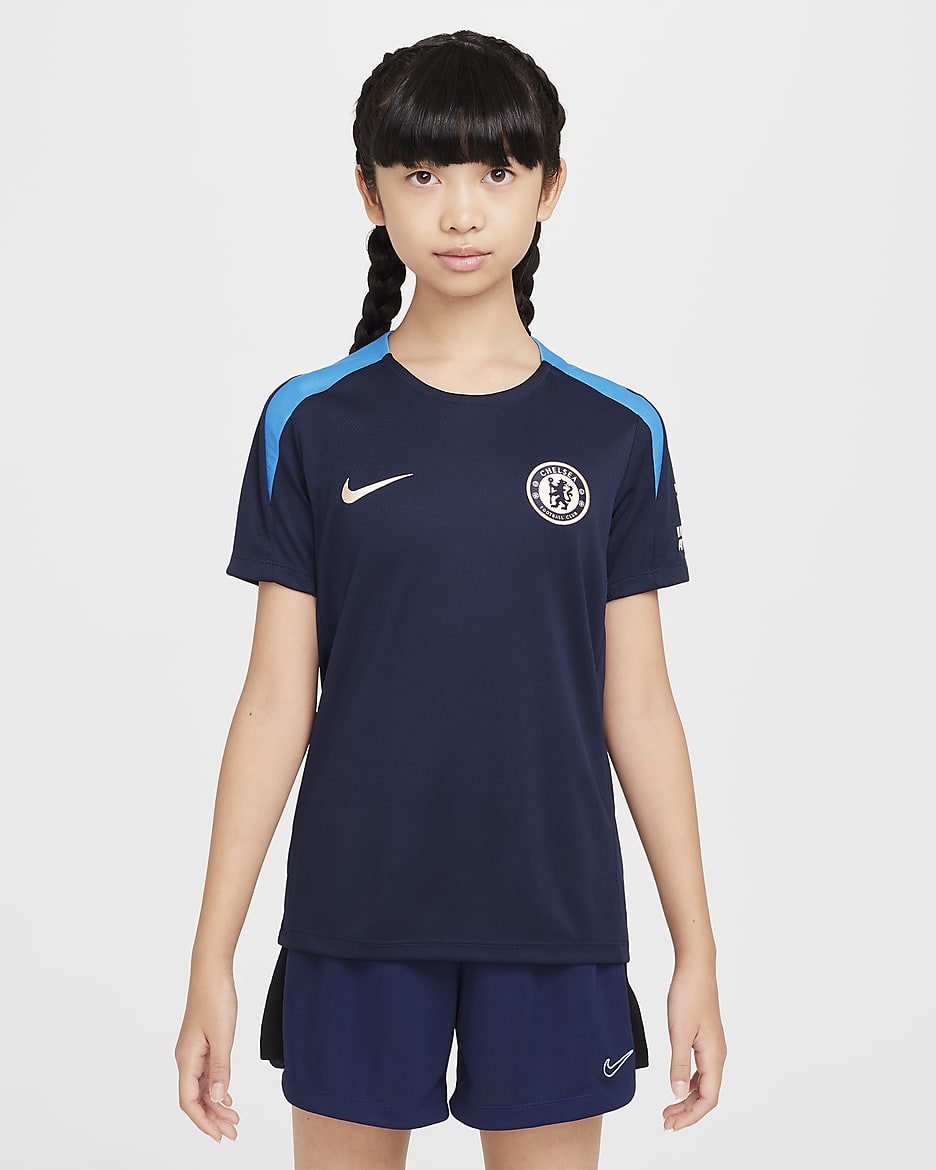 Chelsea F.C. Strike Older Kids' Nike Dri-FIT Football Short-Sleeve Knit Top - Obsidian/Obsidian/Light Photo Blue/Guava Ice