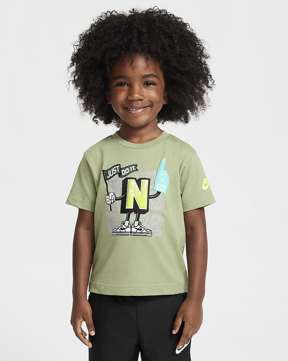 Playera con gráfico infantil Nike Step Up Your Game - Verde aceite