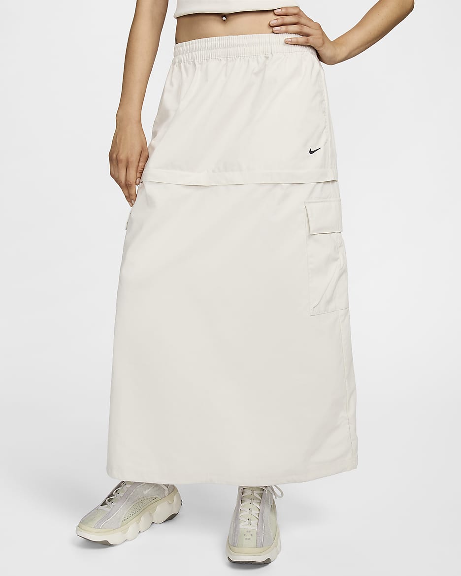 Falda midi de tejido Woven tipo cargo de tiro medio para mujer Nike Sportswear Essential - Marrón verdoso claro/Negro
