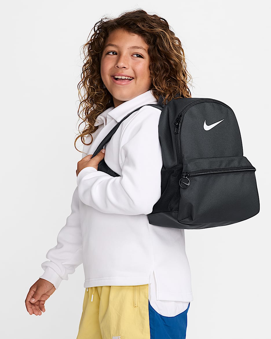 เป้สะพายหลังขนาดเล็กสำหรับเด็กโต Nike Brasilia (11 ล.) - Dark Smoke Grey/ดำ/ขาว