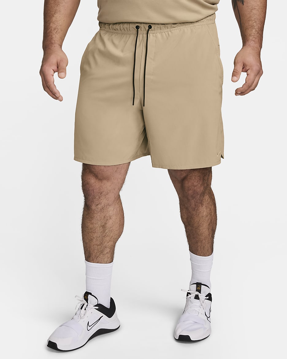 Nike Unlimited Dri-FIT 18 cm-es, bélés nélküli, sokoldalú férfi rövidnadrág - Khaki/Fekete/Khaki