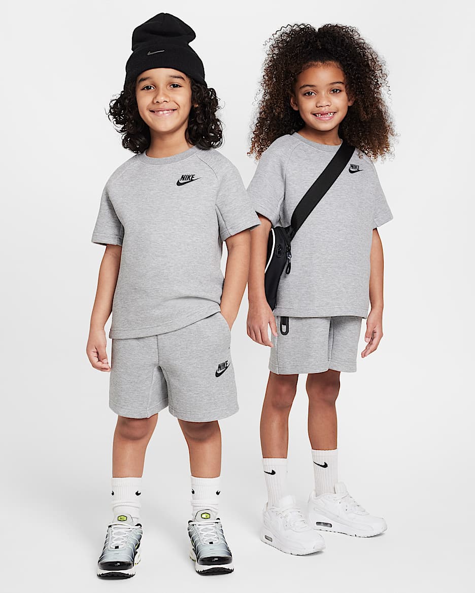 Nike Conjunt Tech Fleece amb samarreta i pantalons curts - Nen/a petit/a - Gris fosc jaspiat