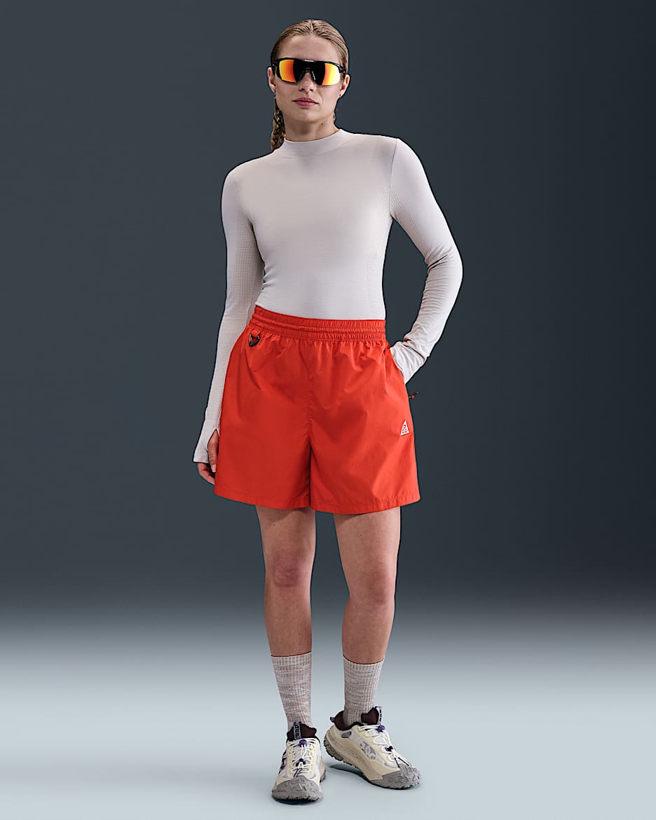 Shorts ripstop Repel de tiro medio para mujer Nike ACG - Rojo picante/Canela/Blanco cumbre