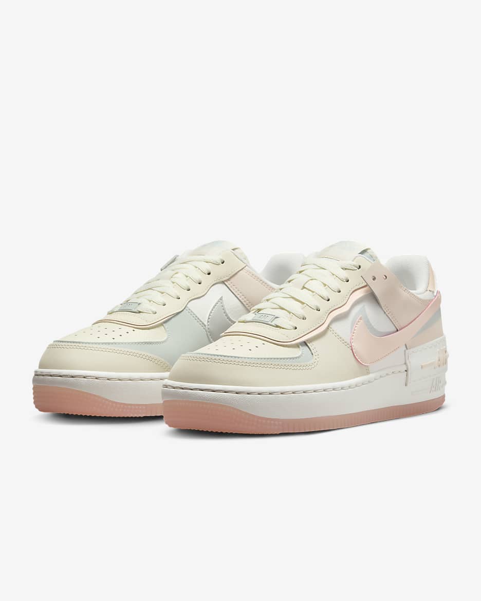 Calzado para mujer Nike Air Force 1 Shadow - Leche de coco/Plata claro/Vela/Tinte carmesí