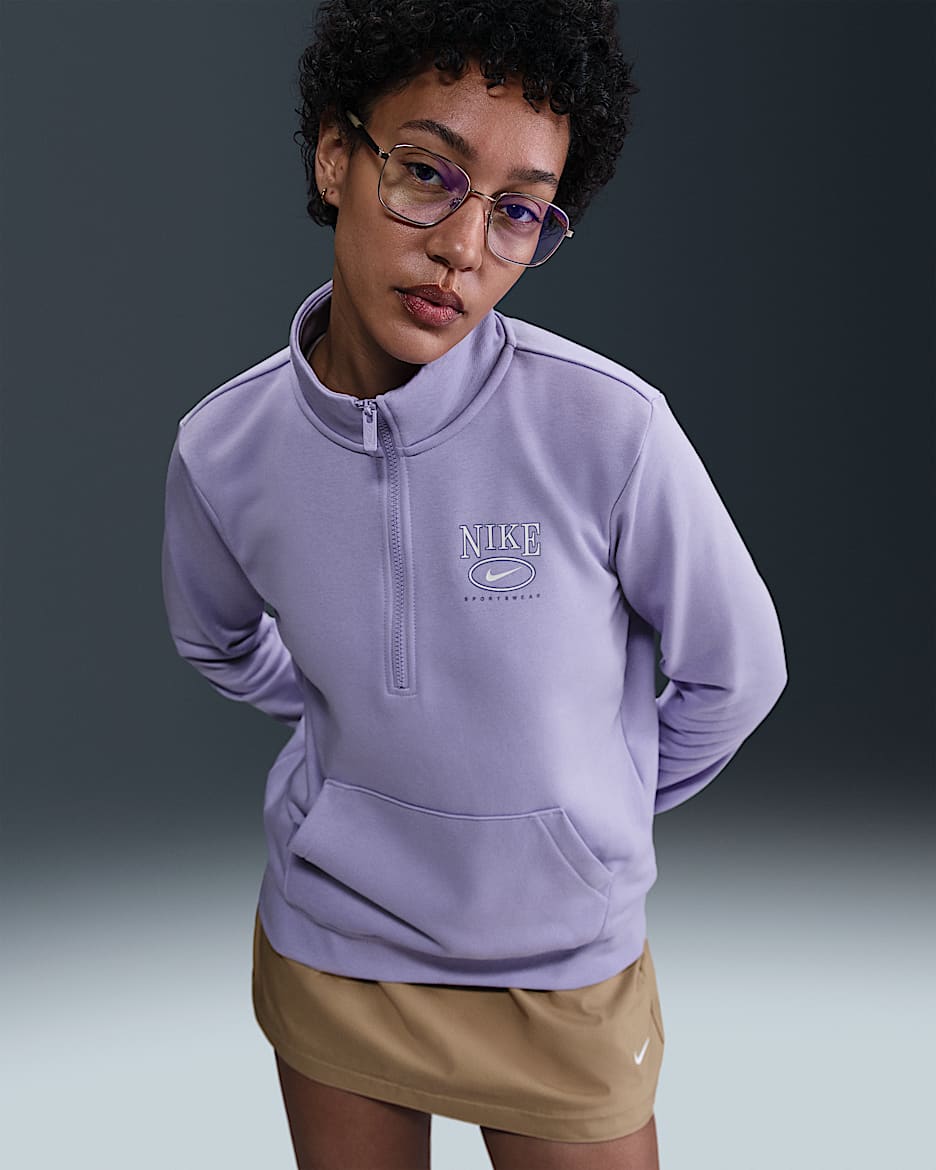 Playera de cuello alto con gráfico y medio cierre para mujer Nike Sportswear Club Fleece - Hielo lila