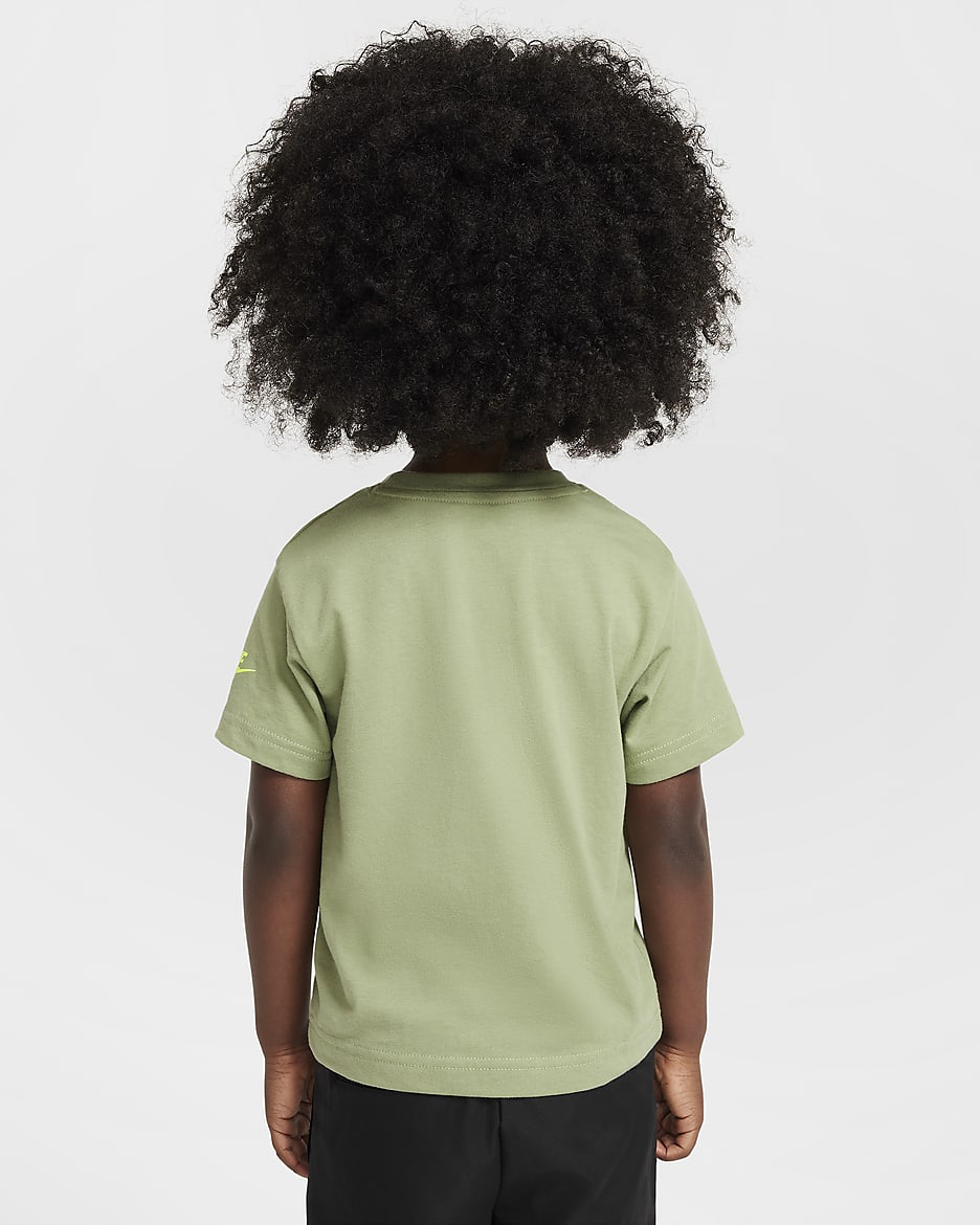 Playera con gráfico infantil Nike Step Up Your Game - Verde aceite