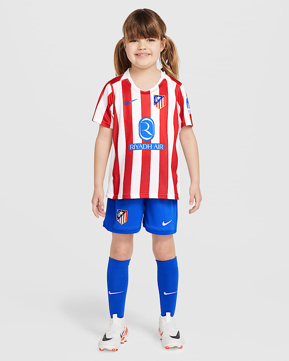 Primera equipación Stadium Atlético de Madrid 2025/26 Equipación de fútbol de tres piezas Replica Nike - Niño/a pequeño/a - Sport Red/Blanco/Hyper Royal/Hyper Royal