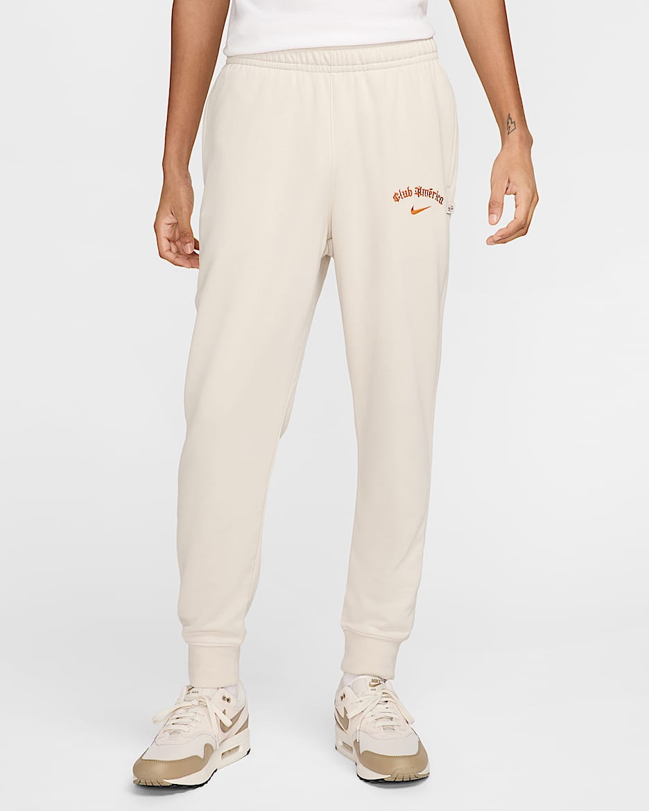 Club América Club Special Edition Joggers de fútbol Nike de French Terry para hombre - Marrón verdoso claro/Naranja ceniza