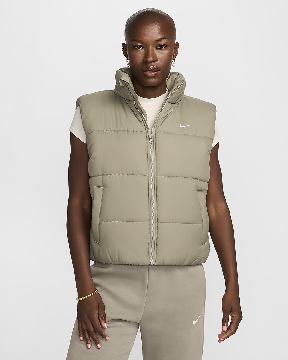 Nike Sportswear Classic Puffer Therma-FIT ruimvallende bodywarmer voor dames - Light Army/Wit