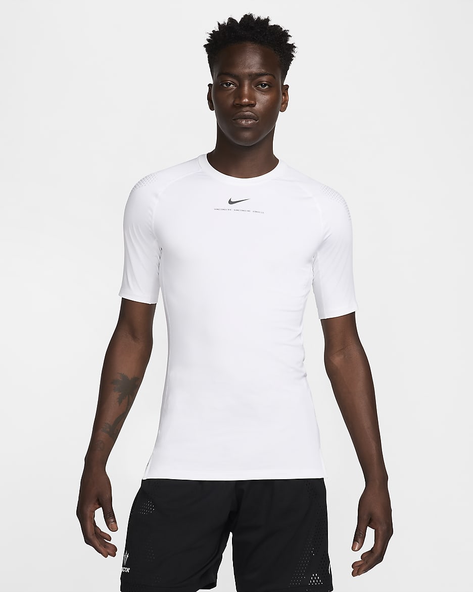 Haut de basketball première couche à manches courtes NOCTA pour Homme - Blanc/Noir