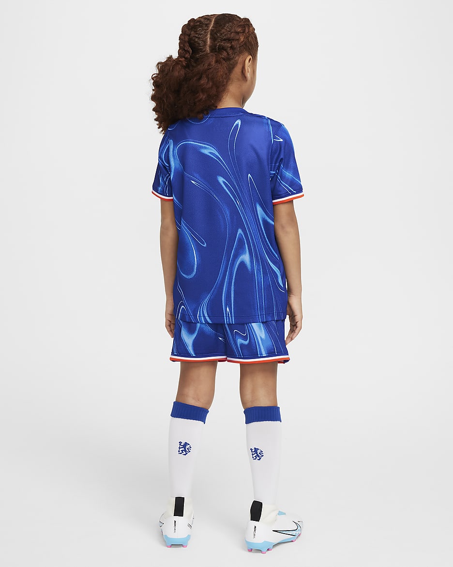 Chelsea FC 2024/25 Stadium Home Nike Football Replica-sæt i tre dele til mindre børn - Rush Blue/Team Orange/hvid