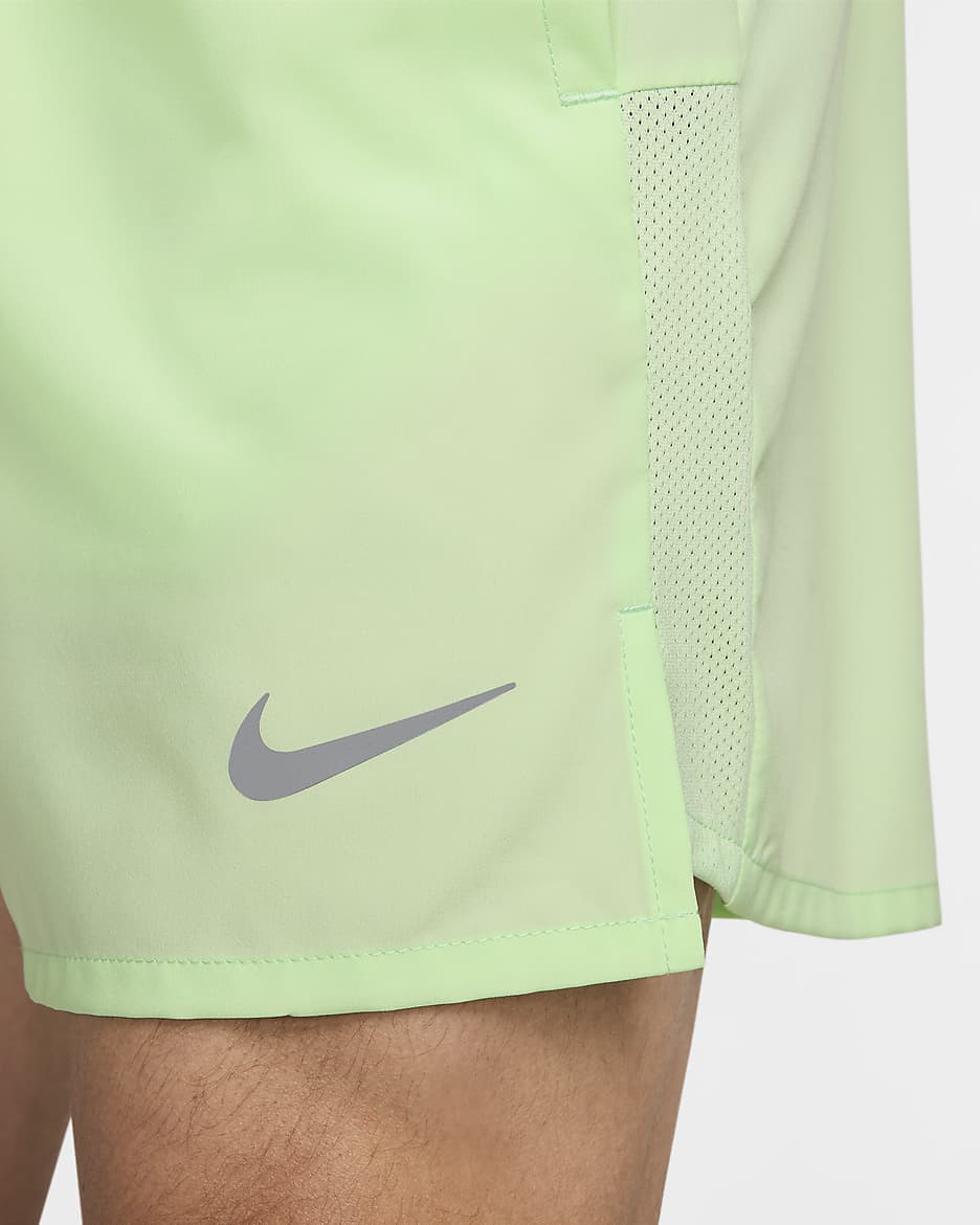 Shorts de correr Dri-FIT de 13 cm con forro de ropa interior para hombre Nike Challenger - Verde vapor/Verde vapor/Verde vapor