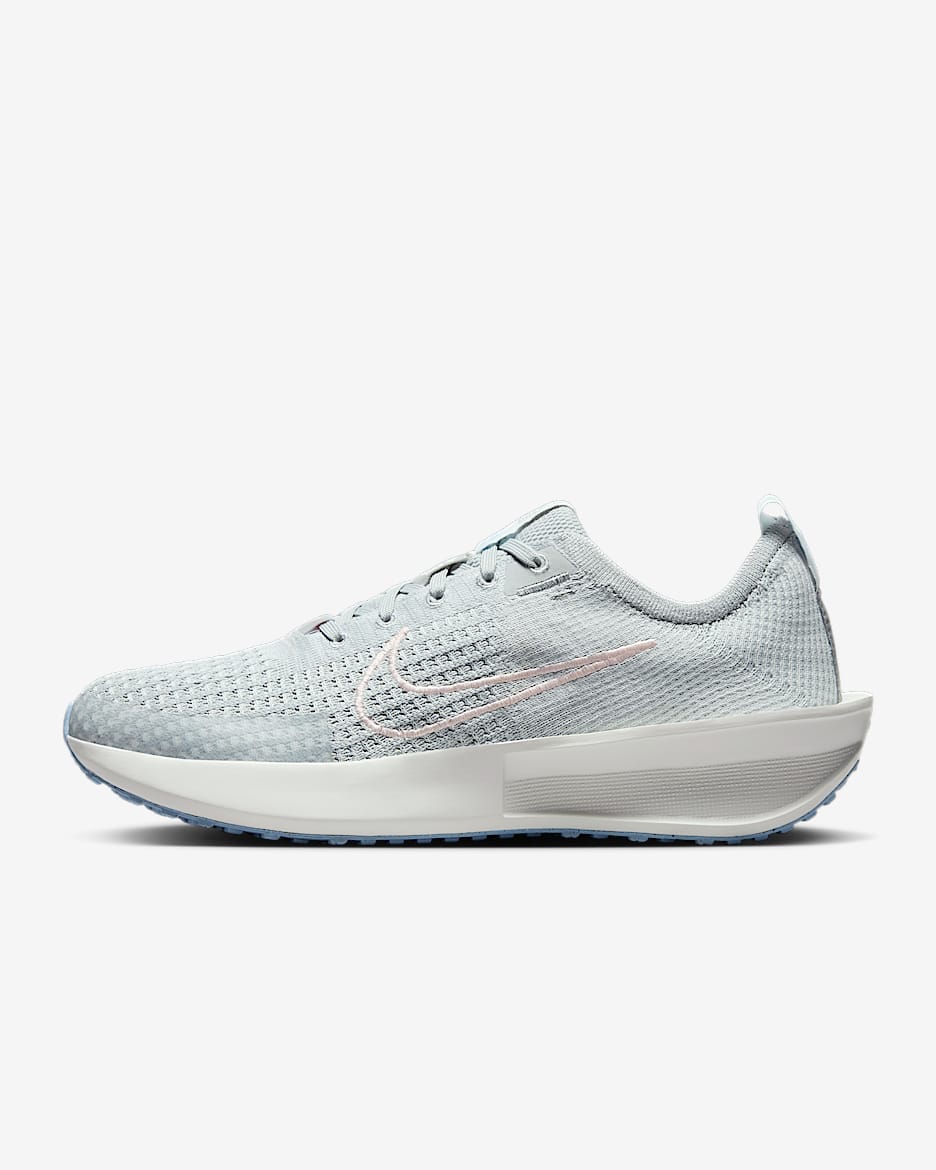 Tenis de correr en pavimento para mujer Nike Interact Run - Gris humo claro/Azul psíquico/Blanco cumbre/Rosa eco