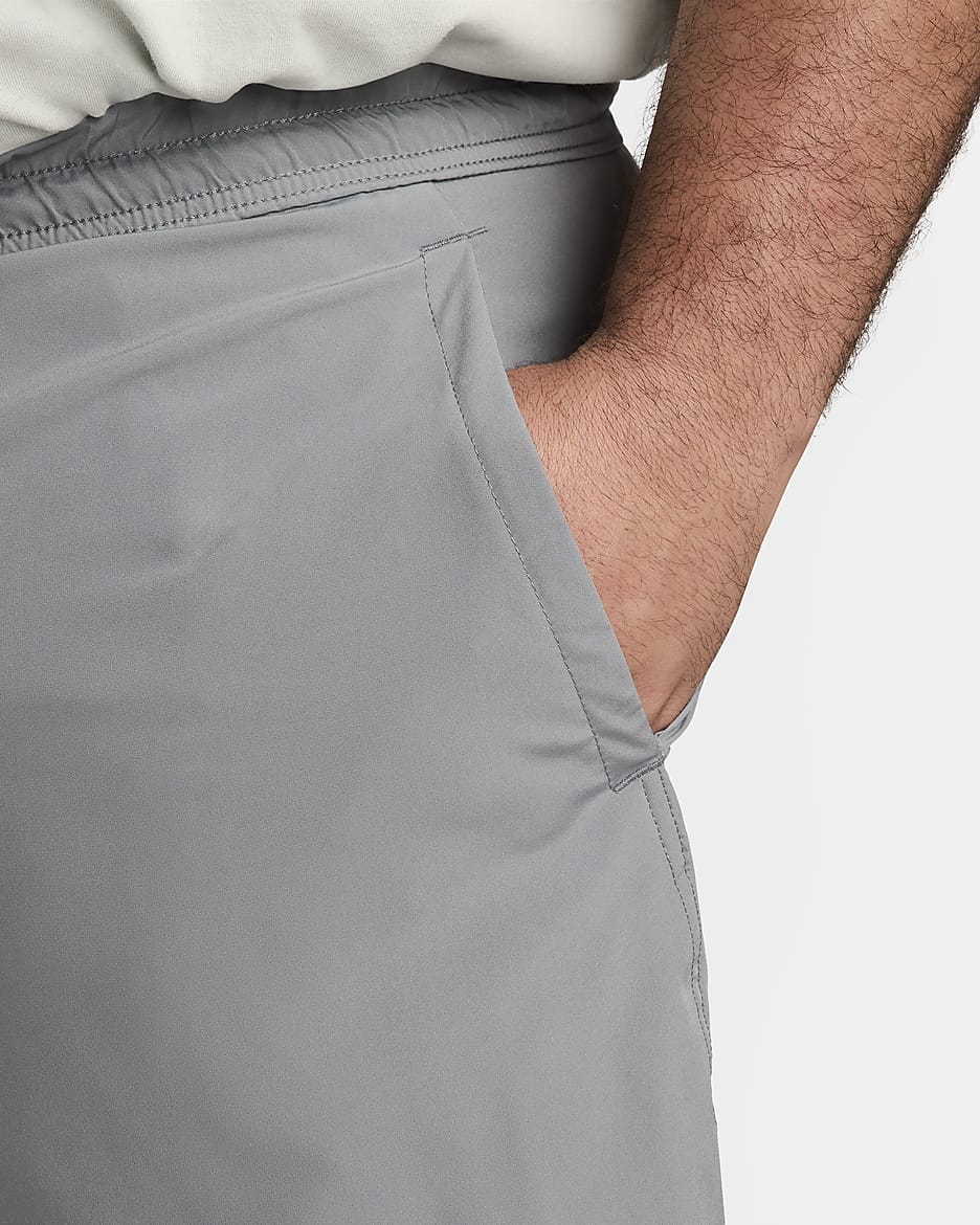 Shorts versátiles Dri-FIT de 13 cm sin forro para hombre Nike Form - Gris humo/Negro