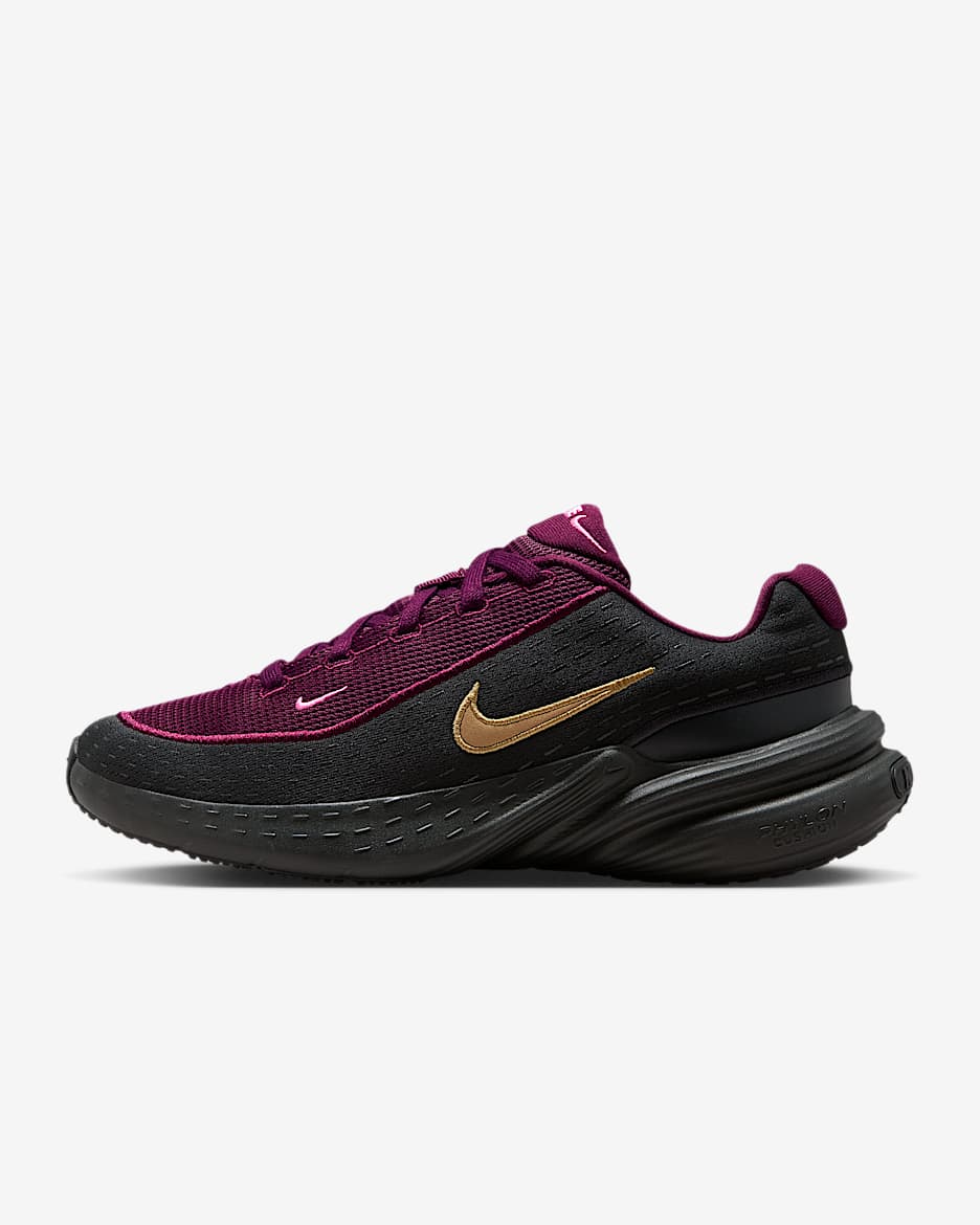 Tenis para mujer Nike Uplift SC - Burdeos/Sombrío apagado/Hechizo rosa/Oro metalizado