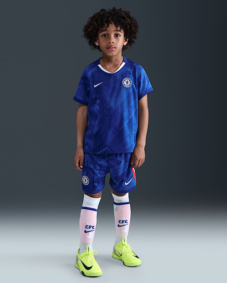 Tredelat fotbollsställ Chelsea FC 2025/26 Stadium (hemmaställ) Nike Replica för barn - Rush Blue/Vit/Speed Red/Vit