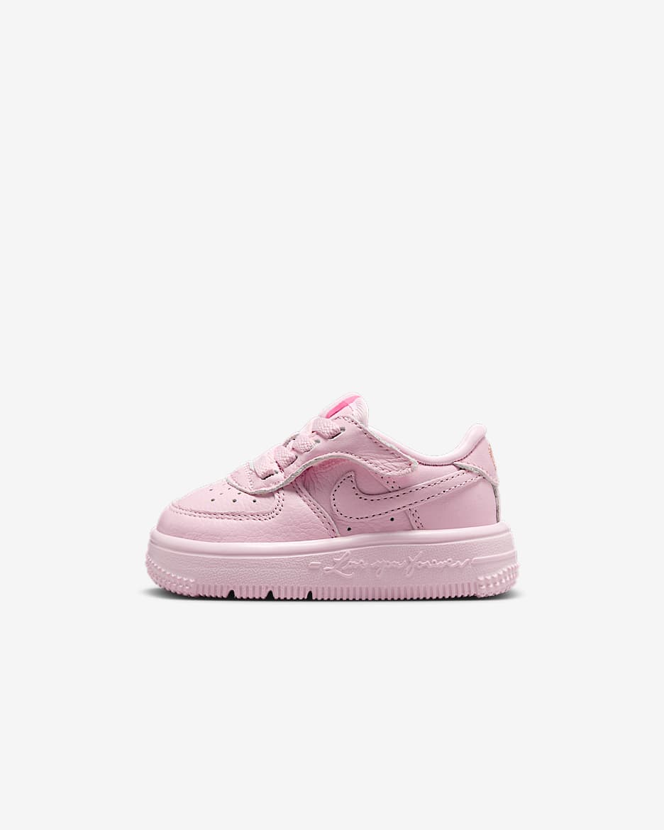 Tenis para bebé e infantil NOCTA Force 1 Low EasyOn - Espuma rosa/Plata metalizado/Tinte cobalto