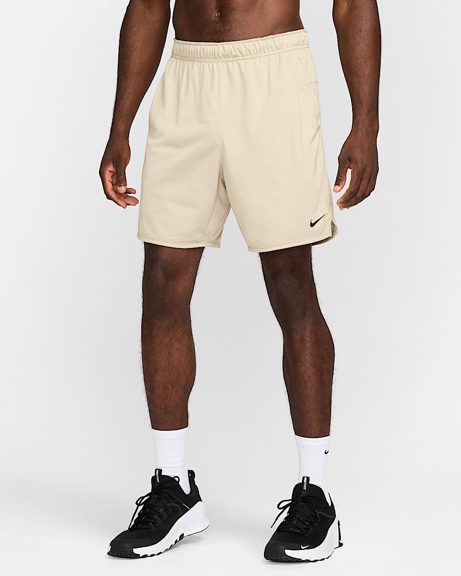 Shorts versátiles sin forro Dri-FIT de 18 cm para hombre Nike Totality - Caqui desierto/Negro/Caqui desierto/Negro