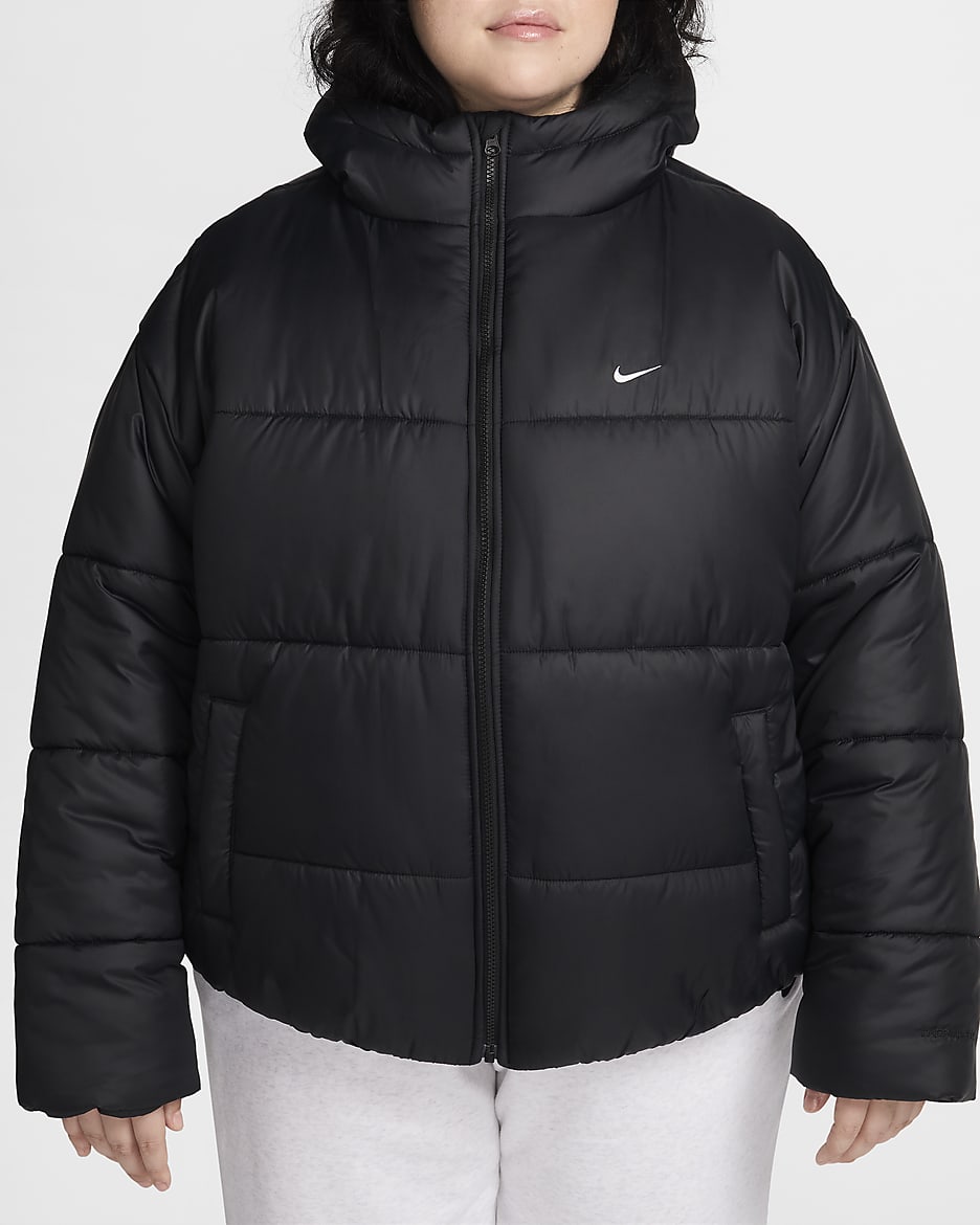 Giacca dal fit ampio con cappuccio Therma-FIT Nike Sportswear Classic Puffer (Plus size) – Donna - Nero/Bianco