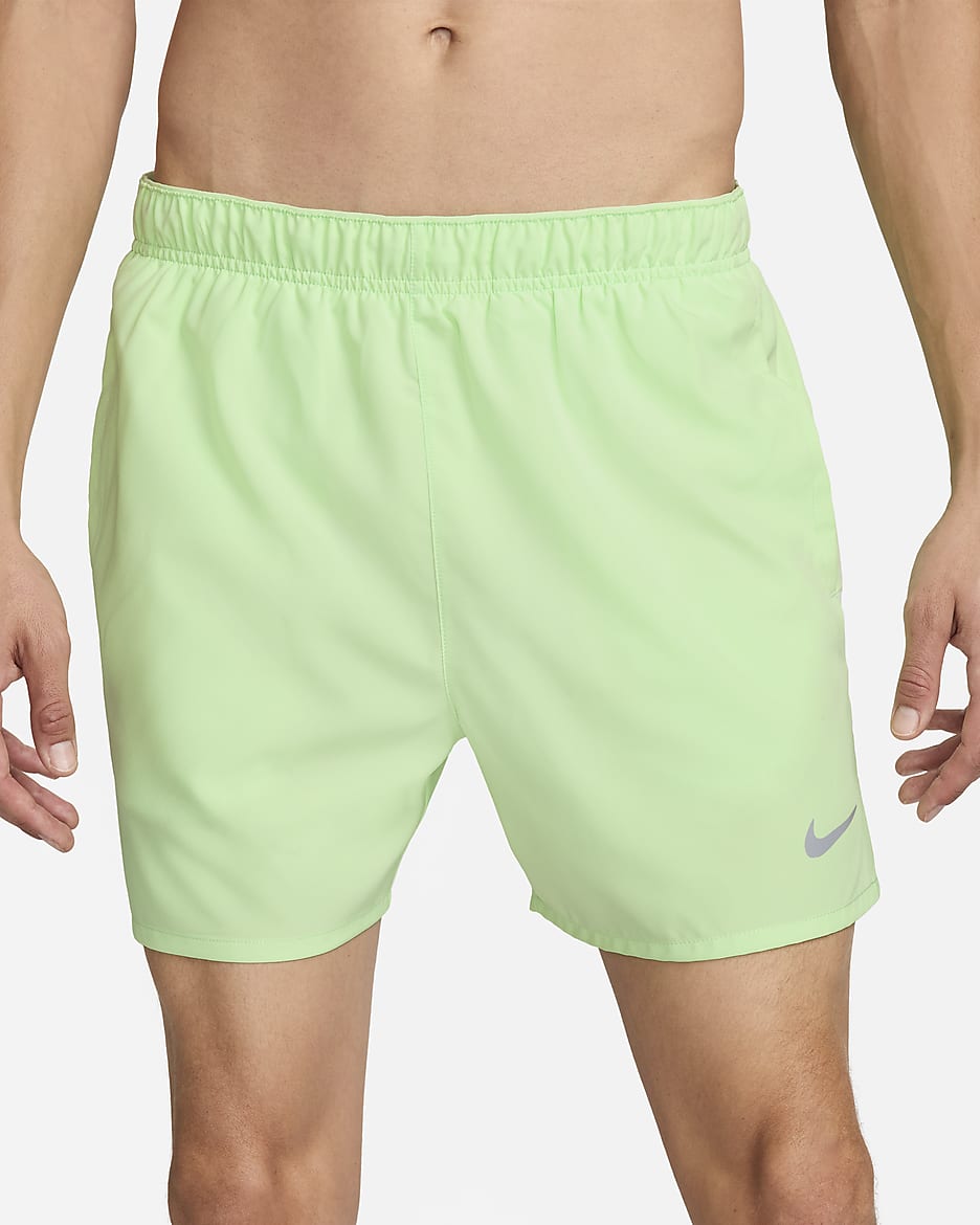 Shorts de correr Dri-FIT de 13 cm con forro de ropa interior para hombre Nike Challenger - Verde vapor/Verde vapor/Verde vapor