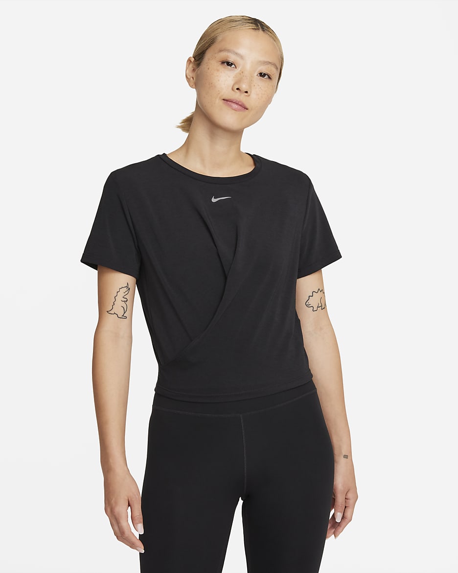 เสื้อแขนสั้นผู้หญิงทรงมาตรฐานแบบมีลูกเล่น Nike Dri-FIT One Luxe - ดำ
