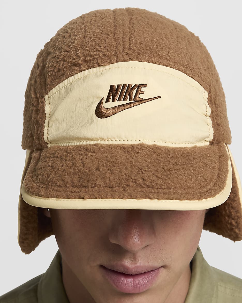 Nike Fly Gorra sense estructura per a l'exterior - Light British Tan/Sesame/Light British Tan