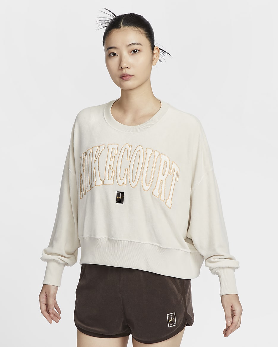 NikeCourt Heritage Women's Over-Oversized Crew-Neck Graphic Tennis Sweatshirt - Light Orewood Brown/Light Orewood Brown/Metallic Gold/Pale Ivory