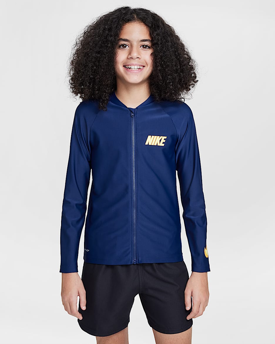 Playera de manga larga con cierre Hydroguard para niño talla grande Nike Swim 3-D Swoosh - Azul marino medianoche/Amarillo suave/Naranja motor/Naranja motor