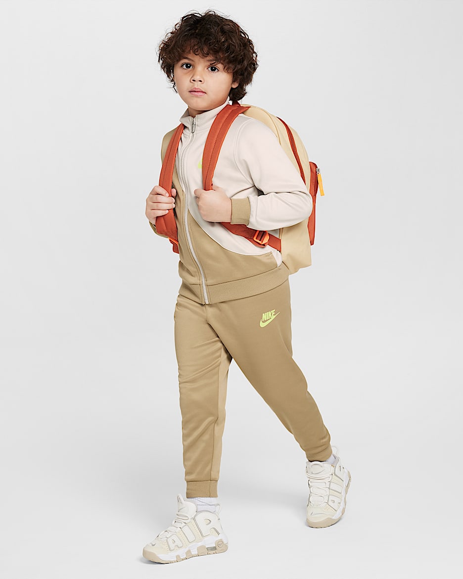 Conjunto de 2 piezas On the Move Propus para niños talla pequeña Nike Dri-FIT Sportswear - Beige paracaídas