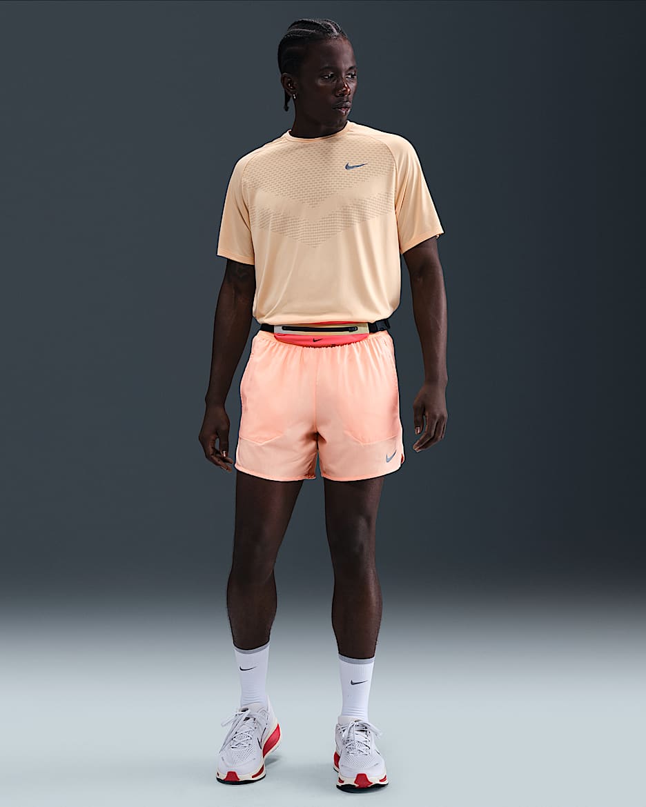 Short de running avec sous-short intégré Dri-FIT Nike Stride 13 cm pour homme - Orange Chalk/Noir