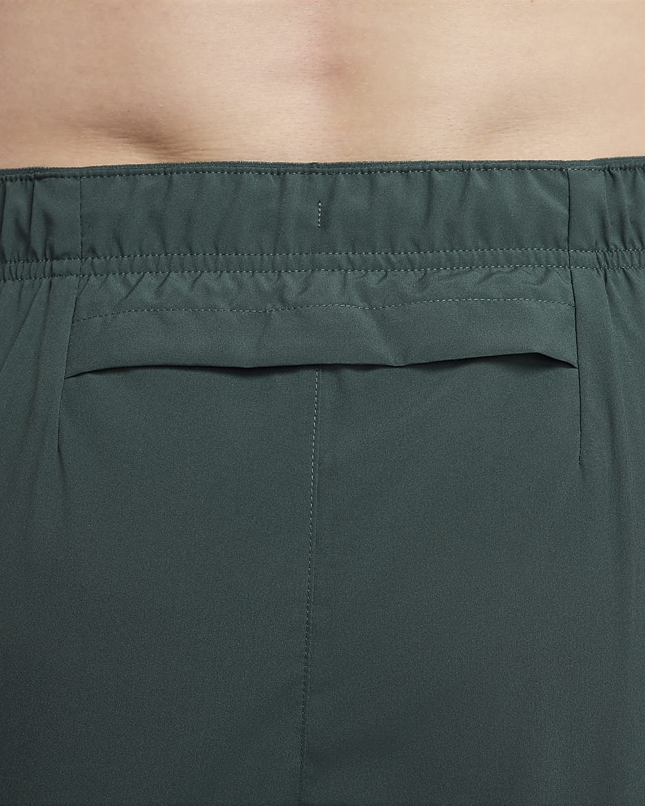 Nike Challenger Dri-FIT 2-in-1-Laufshorts für Herren (ca. 18 cm) - Vintage Green/Bicoastal/Schwarz