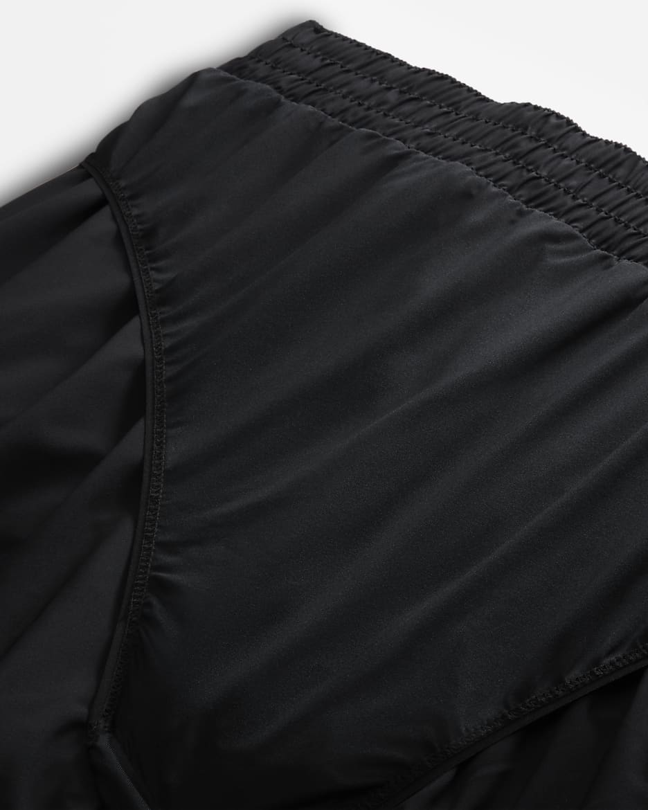 Nike One Swoosh Dri-FIT fôret løpeshorts med mellomhøyt liv til dame (Plus Size) - Svart/Hvit