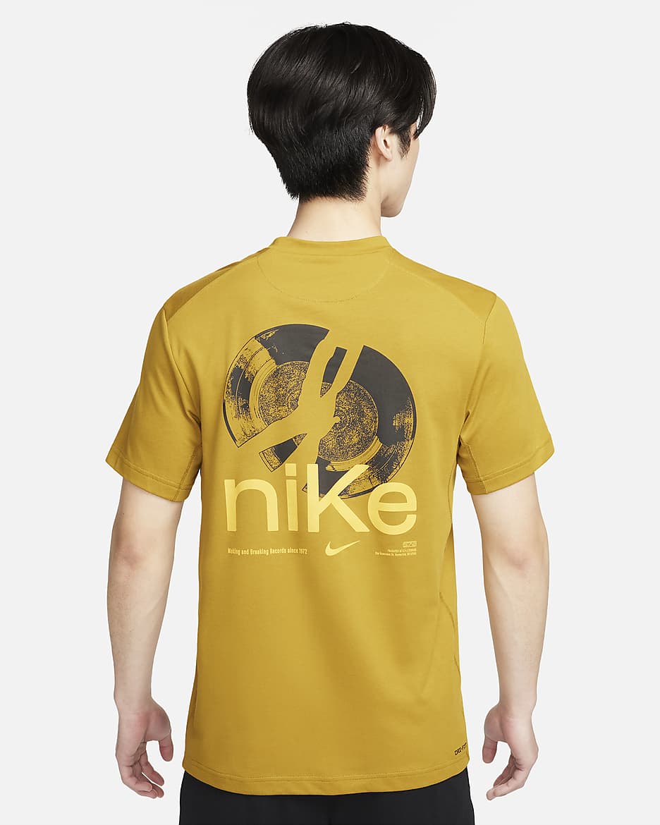 เสื้อแขนสั้นอเนกประสงค์ผู้ชาย Dri-FIT Nike Primary Studio '72 - Bronzine/Sundial