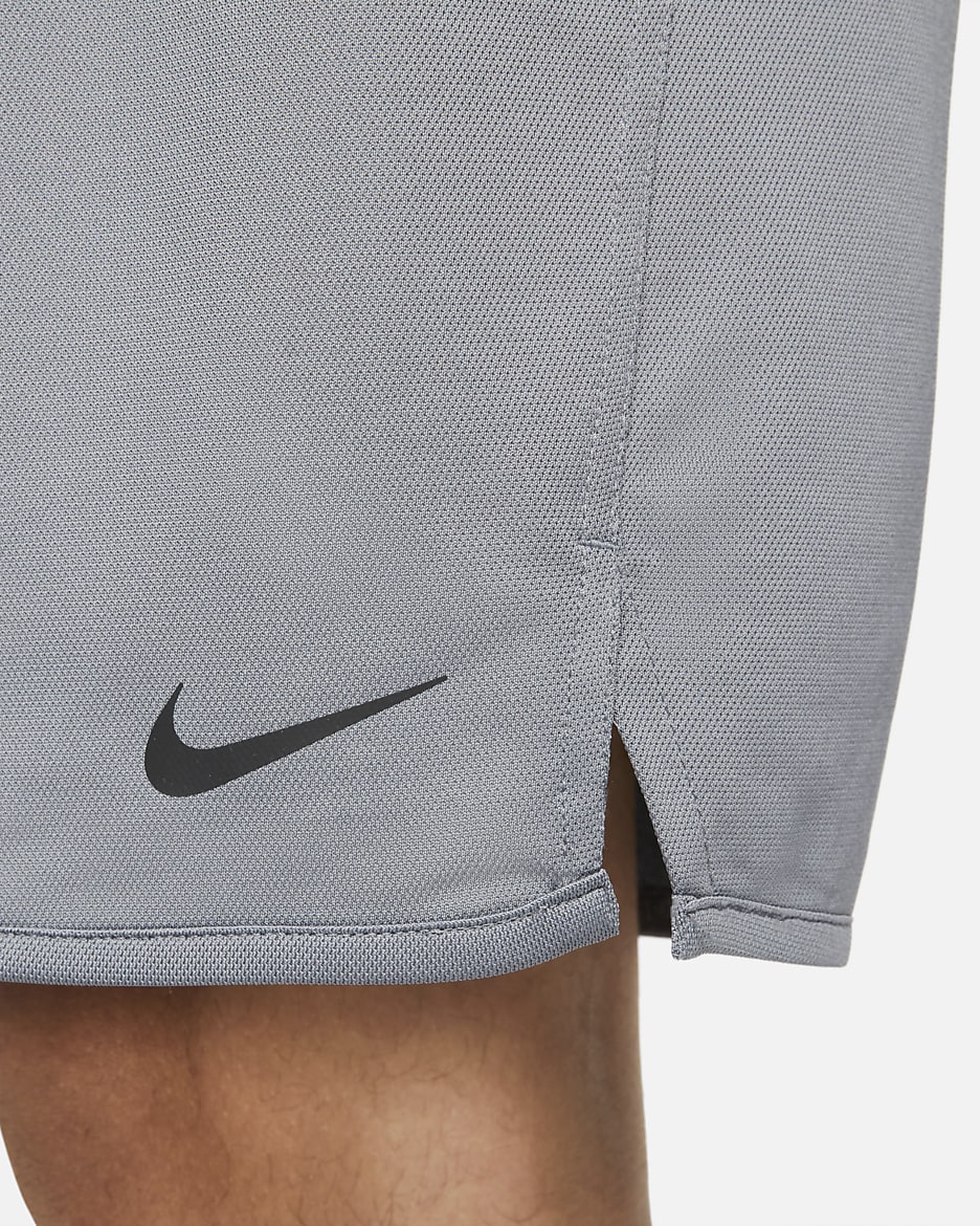 Ofodrade mångsidiga shorts Nike Totality Dri-FIT 23 cm för män - Smoke Grey/Svart/Smoke Grey/Svart